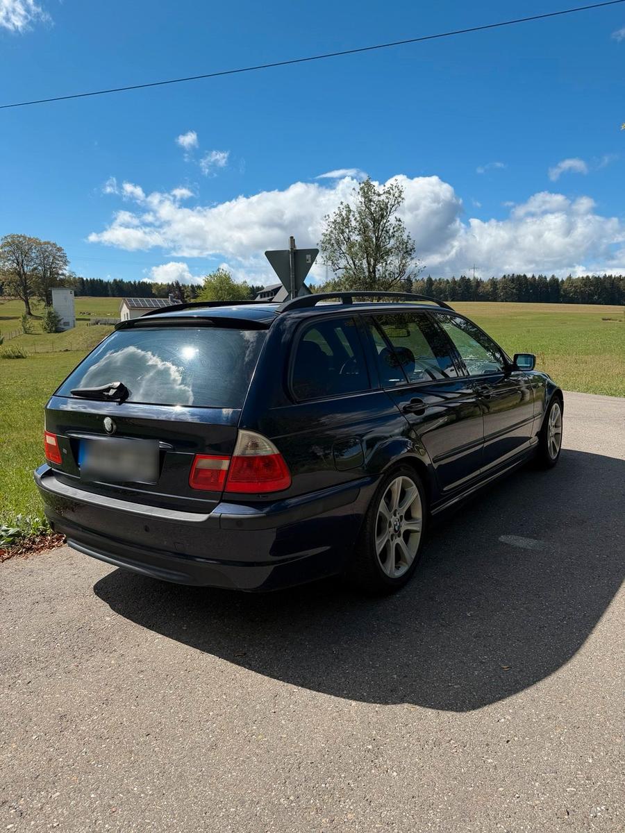 BMW 330 2005 — салон