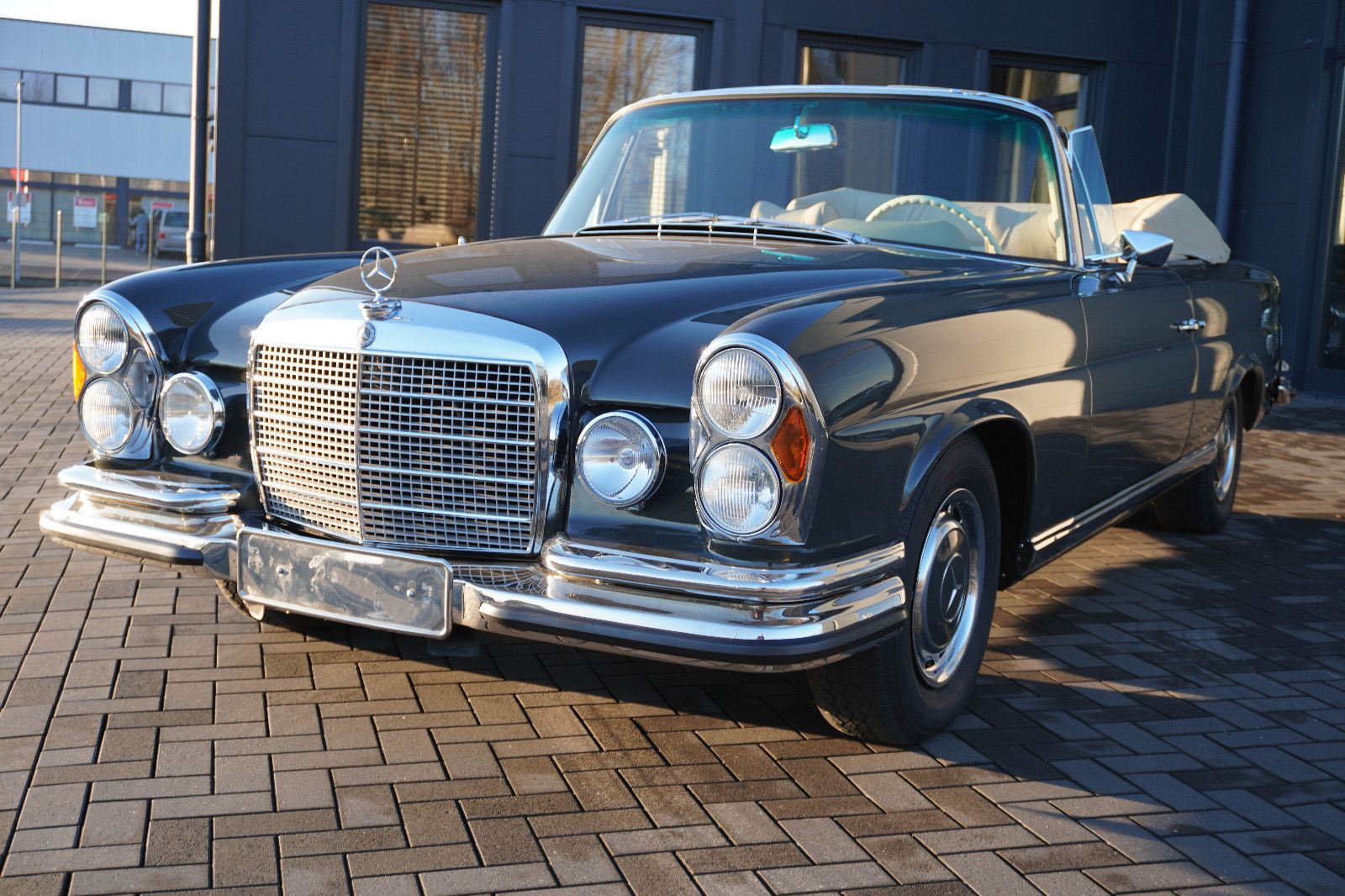 Fahrzeugabbildung Mercedes-Benz 280 SE 3,5 Cabriolet Conversion