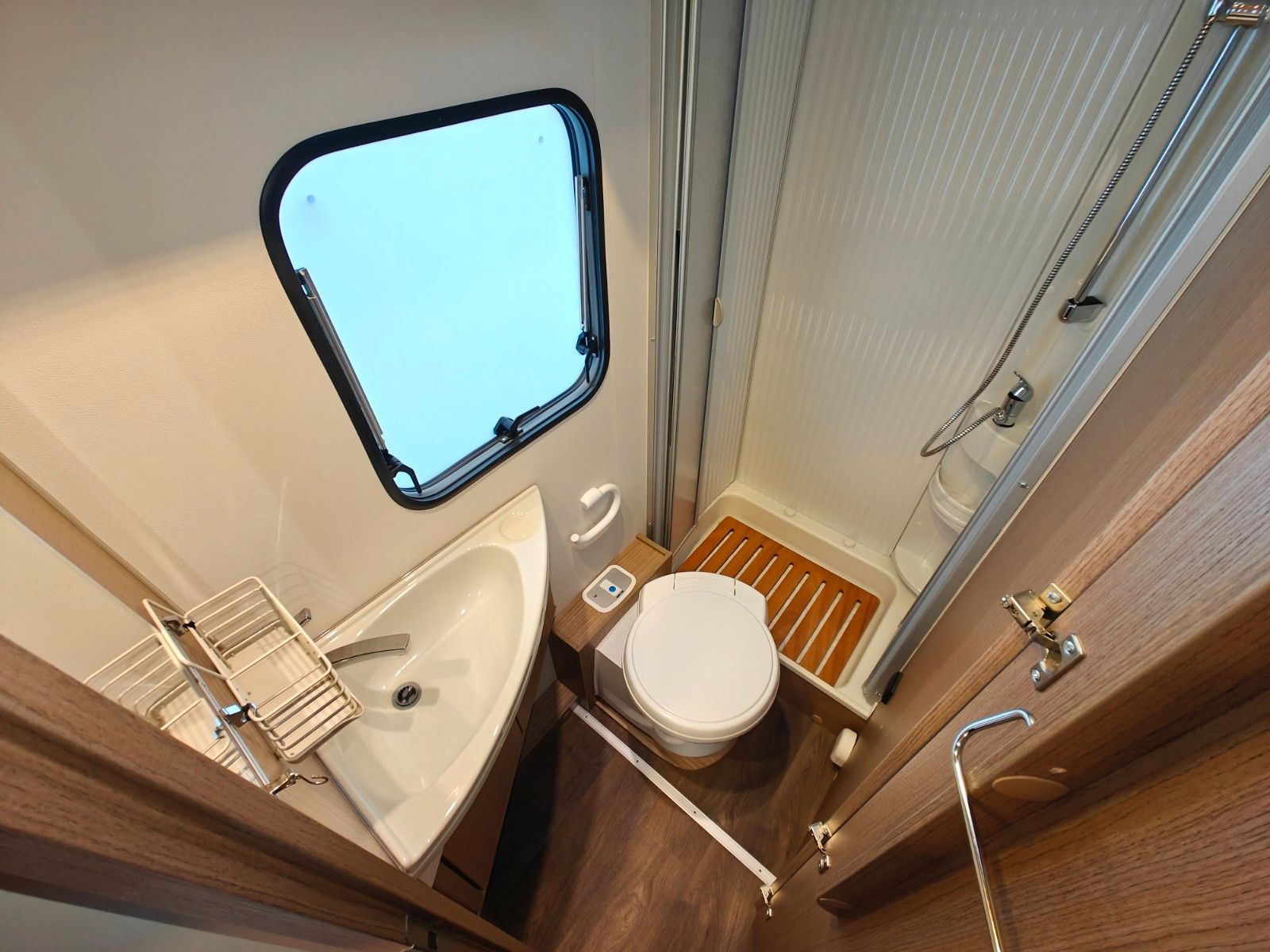 Fahrzeugabbildung Carado T-348 - Automatik, SAT, TV, 2x Solar, Hubbett -