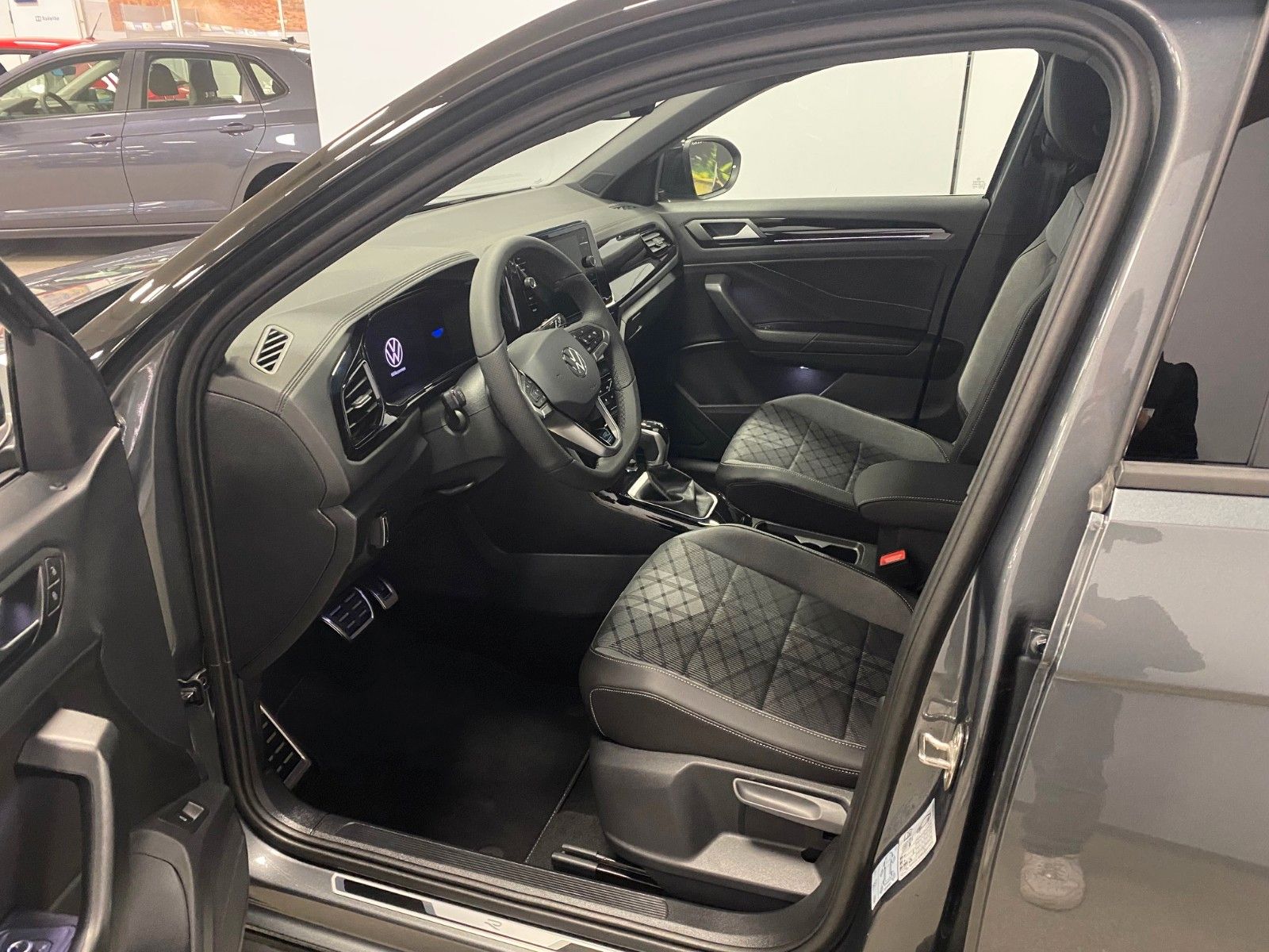 Fahrzeugabbildung Volkswagen T-Roc 1.5 TSI DSG R-Line+ACC+AHK+19"+KAMERA+LED+