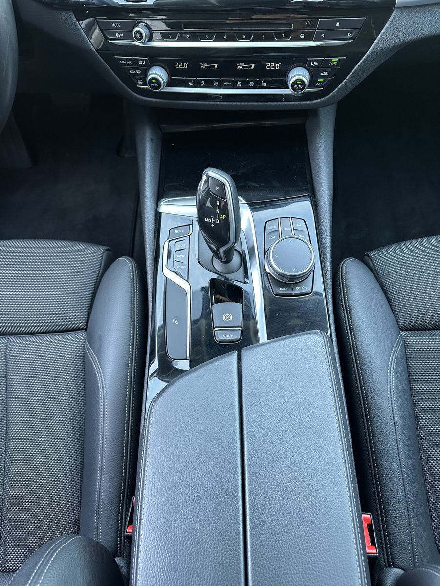 Fahrzeugabbildung BMW 520d Touring Sport-Line NAV+LED+VCOCK+KAMERA+SHZ