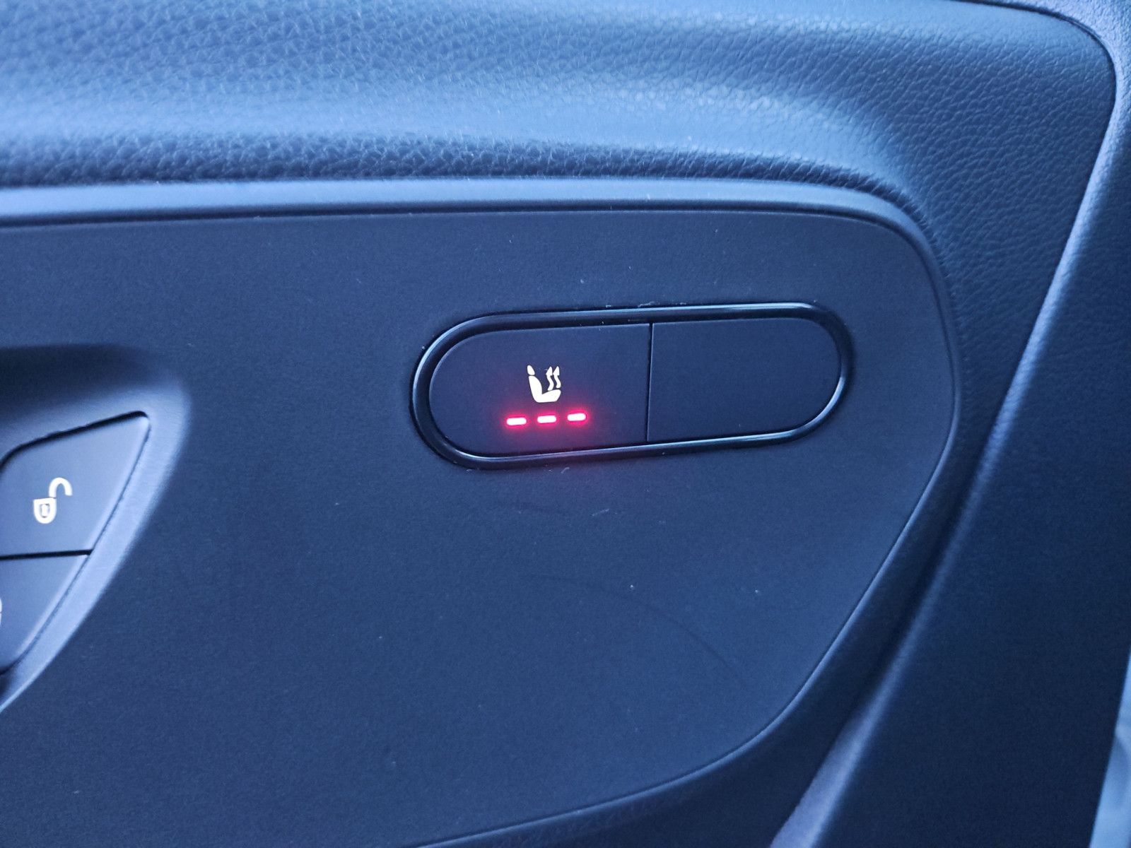 Fahrzeugabbildung Mercedes-Benz Sprinter 317 Kombi L2H2 Mobility Rollstuhl Lift