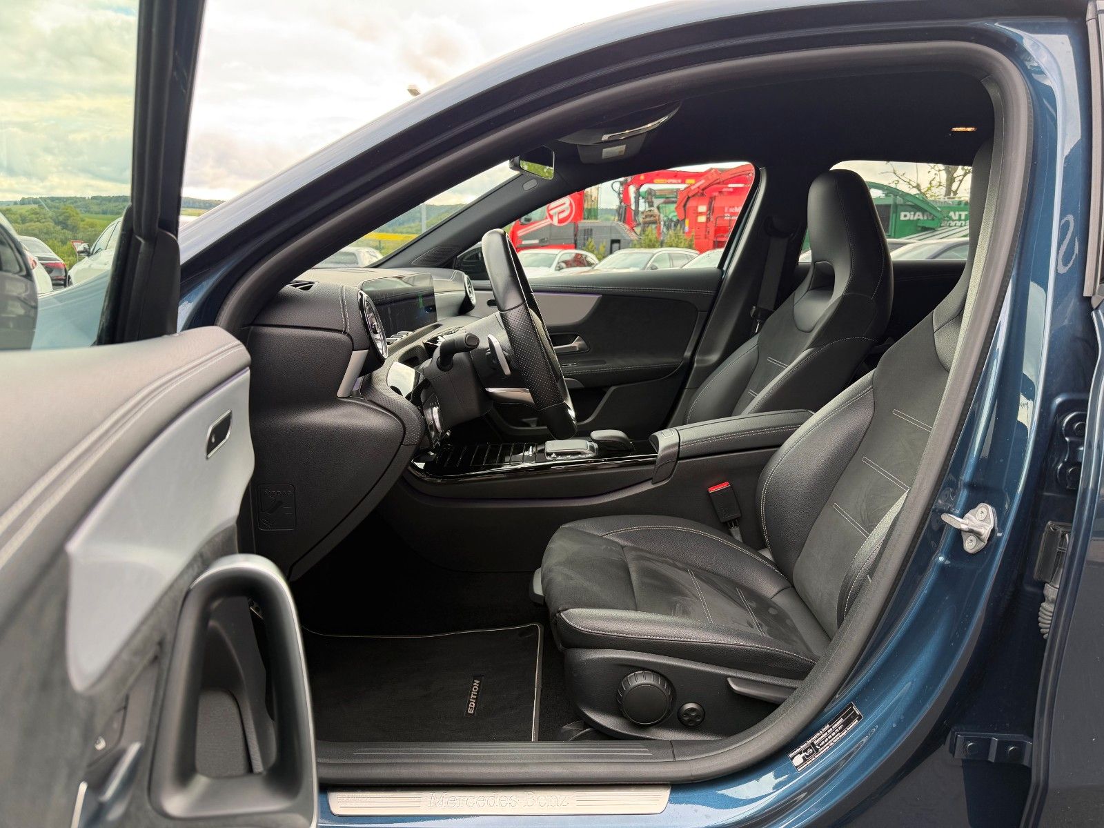 Fahrzeugabbildung Mercedes-Benz A 200 d Edition AMG Night+Ambiente+Distr+MBUX+19