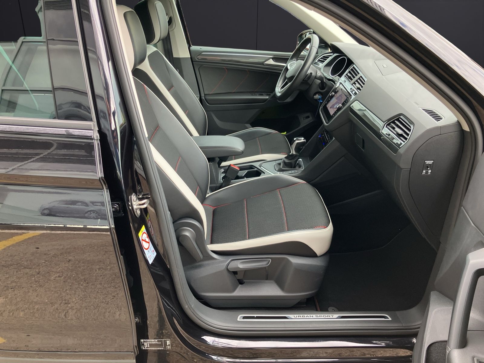 Fahrzeugabbildung Volkswagen Tiguan TDI Urban Sport DSG LED Navi ACC AHK PDC