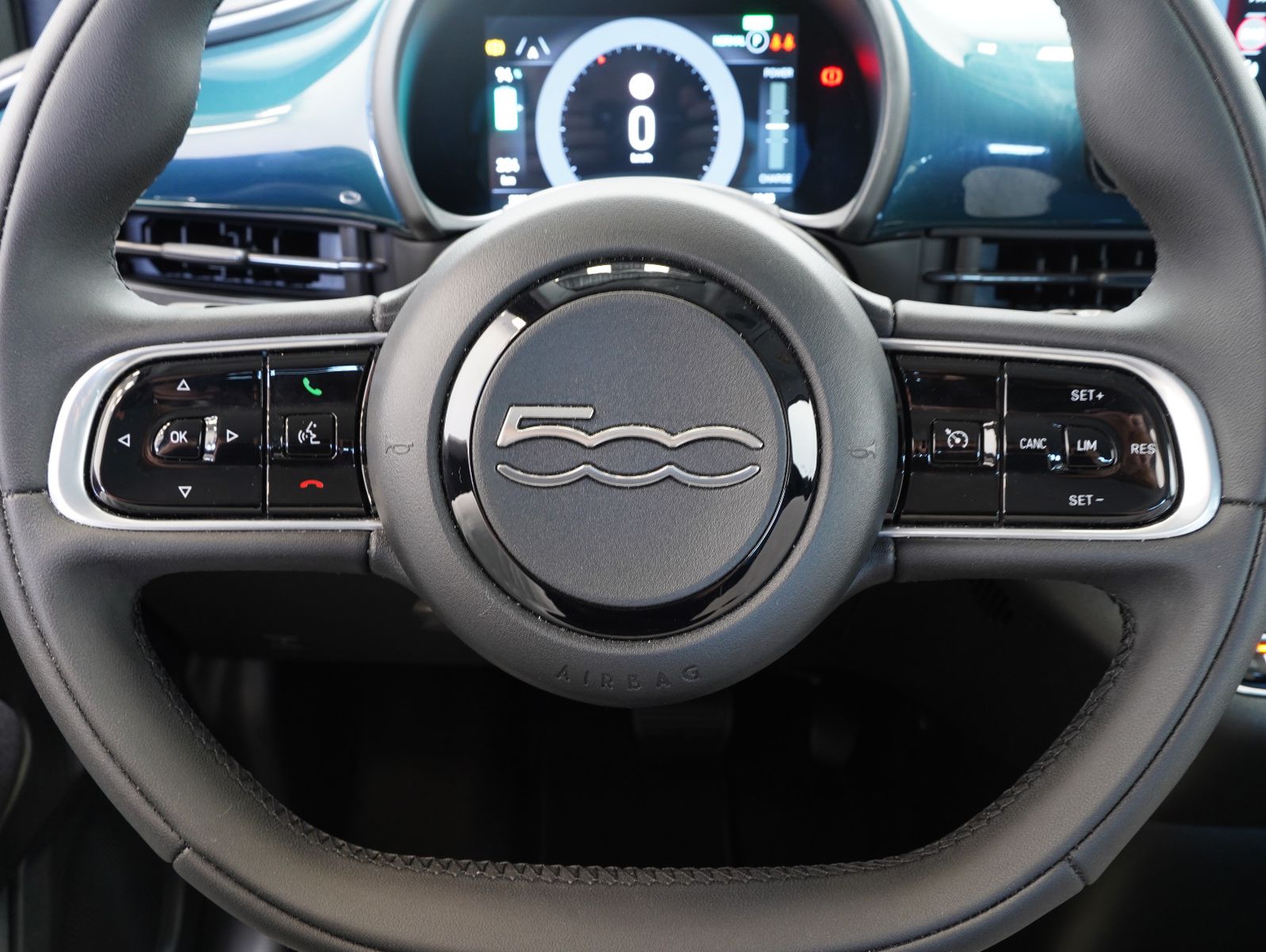 Fahrzeugabbildung Fiat 500e 87KW/42kWh/DC-LADEN/CARPLAY/DAB/SOH