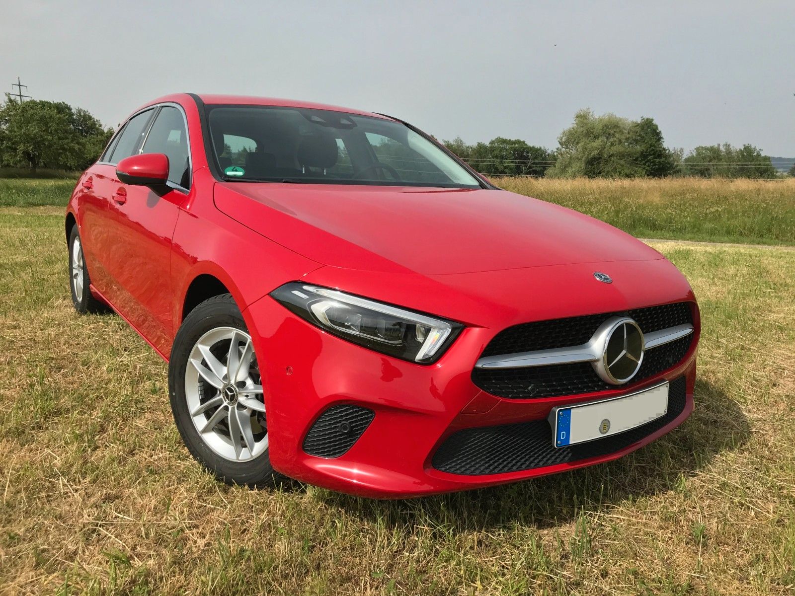 MERCEDES-BENZ A 180 d - 360°*AHK* STNDHZG.*MULTIBEAM*DISTRONIC