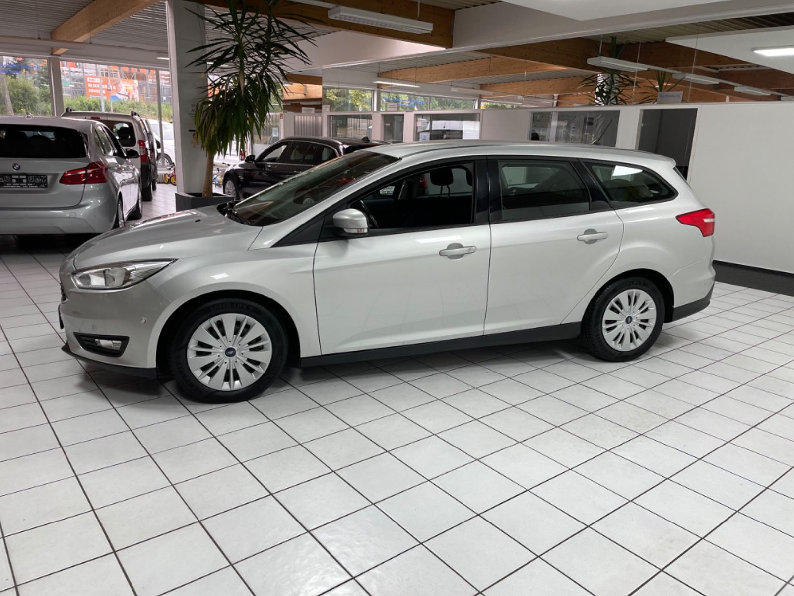 Fahrzeugabbildung Ford Focus Turnier Business Navi PDC