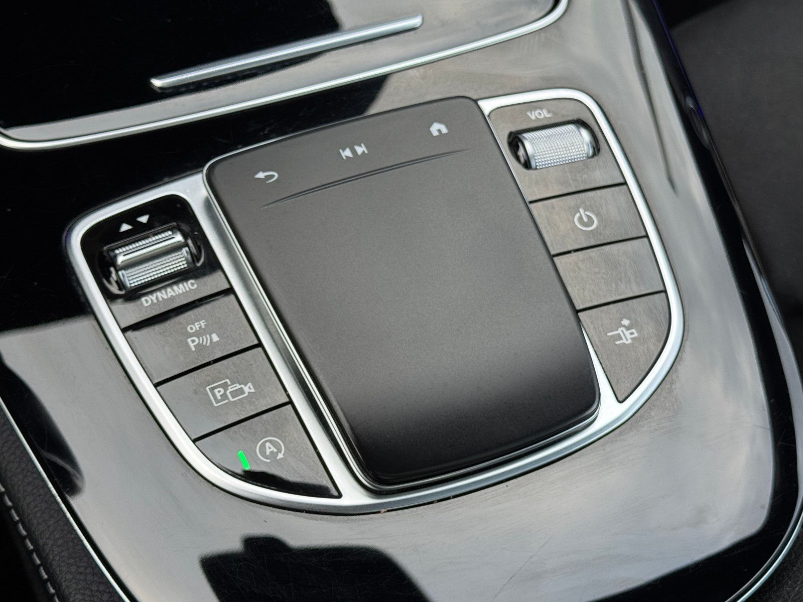 Fahrzeugabbildung Mercedes-Benz E 300 Coupe 9G 2X AMG LINE PANORAMA MBUX 20 ZOLL