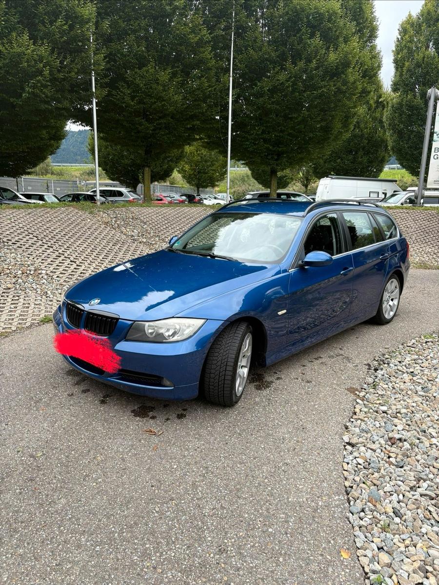 BMW 325 2008 — rear view