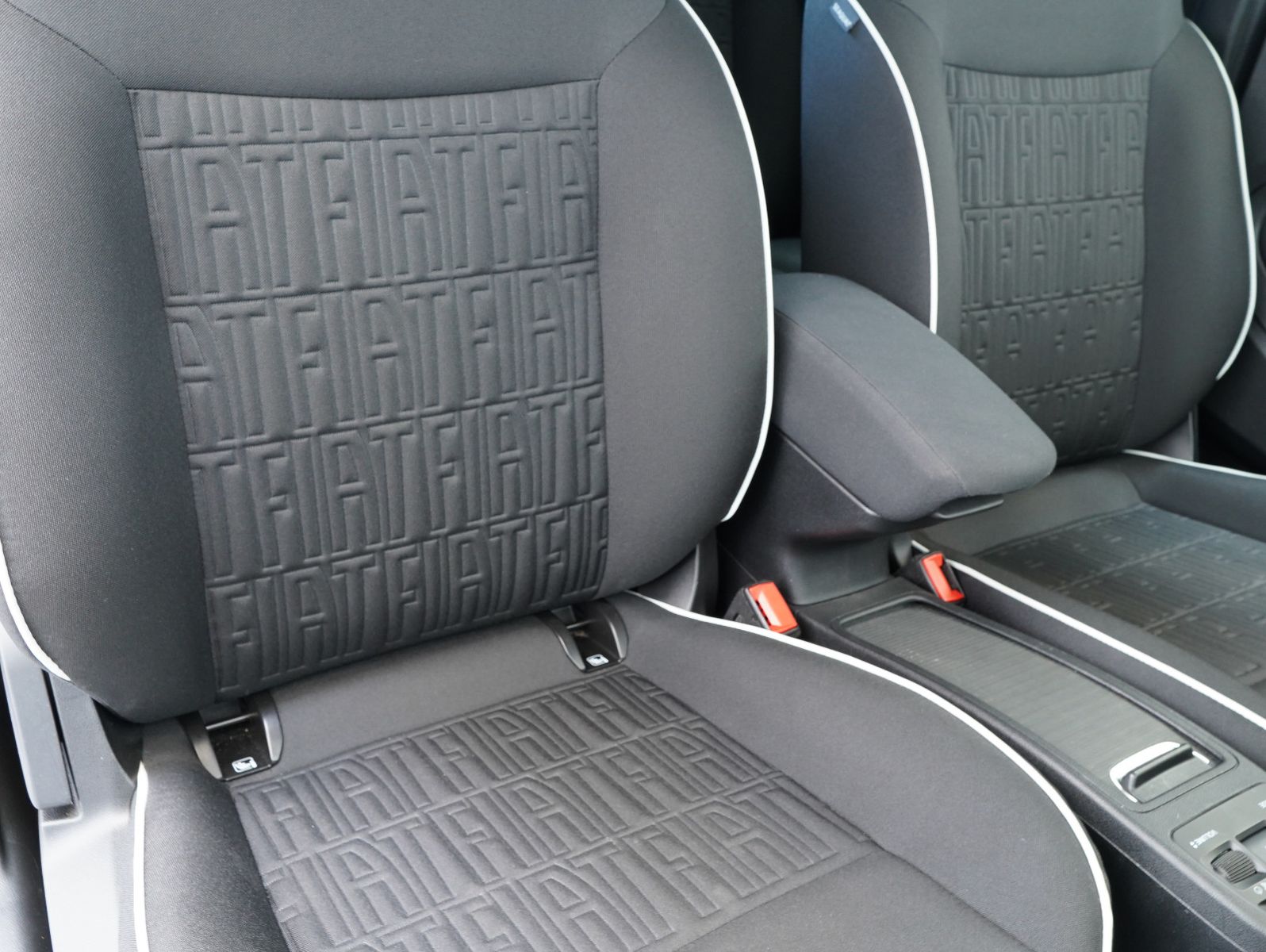 Fahrzeugabbildung Fiat 500e 87KW/42kWh/DC-LADEN/CARPLAY/DAB/SOH/KAMERA