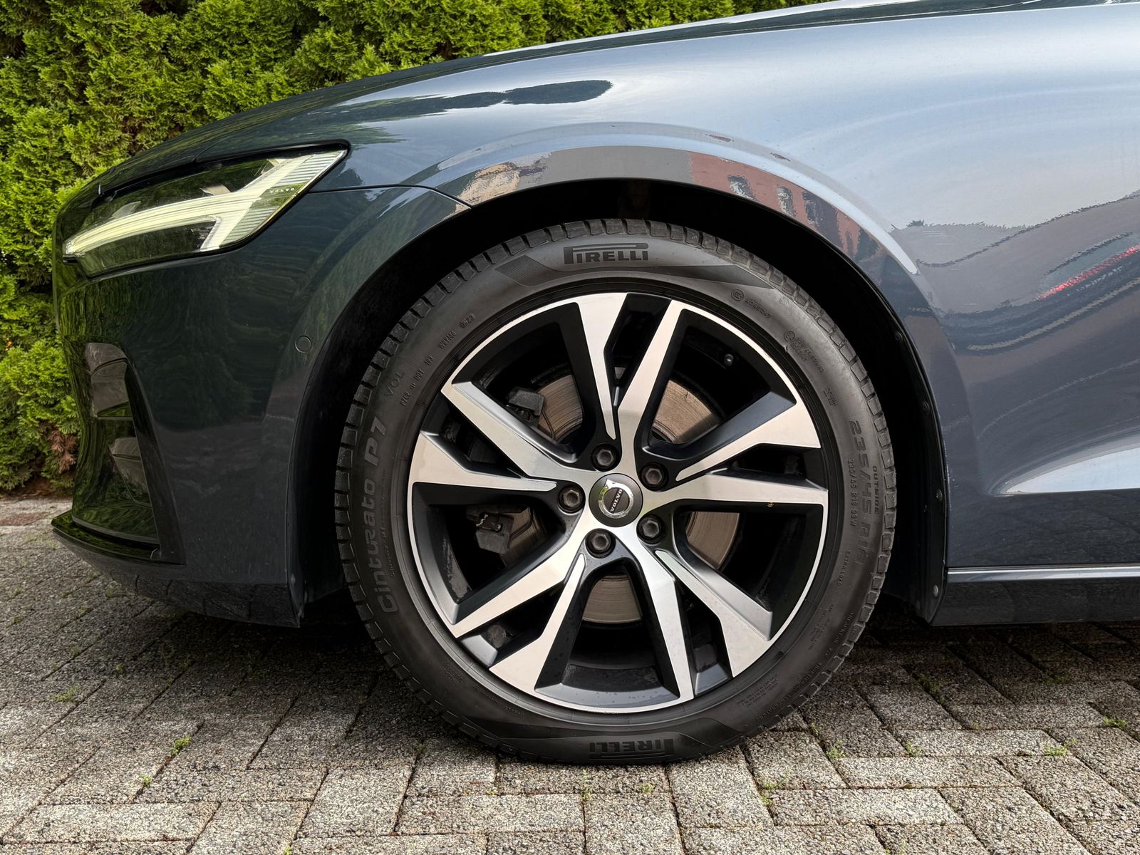 Fahrzeugabbildung Volvo V60 D4 Aut. R Design LED+NAV+AHK+SHZ+PANO+360°+