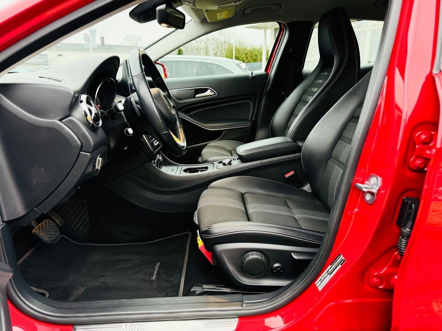 Fahrzeugabbildung Mercedes-Benz GLA 180 URBAN, Autom., Standh, LED, 360°, Navi,