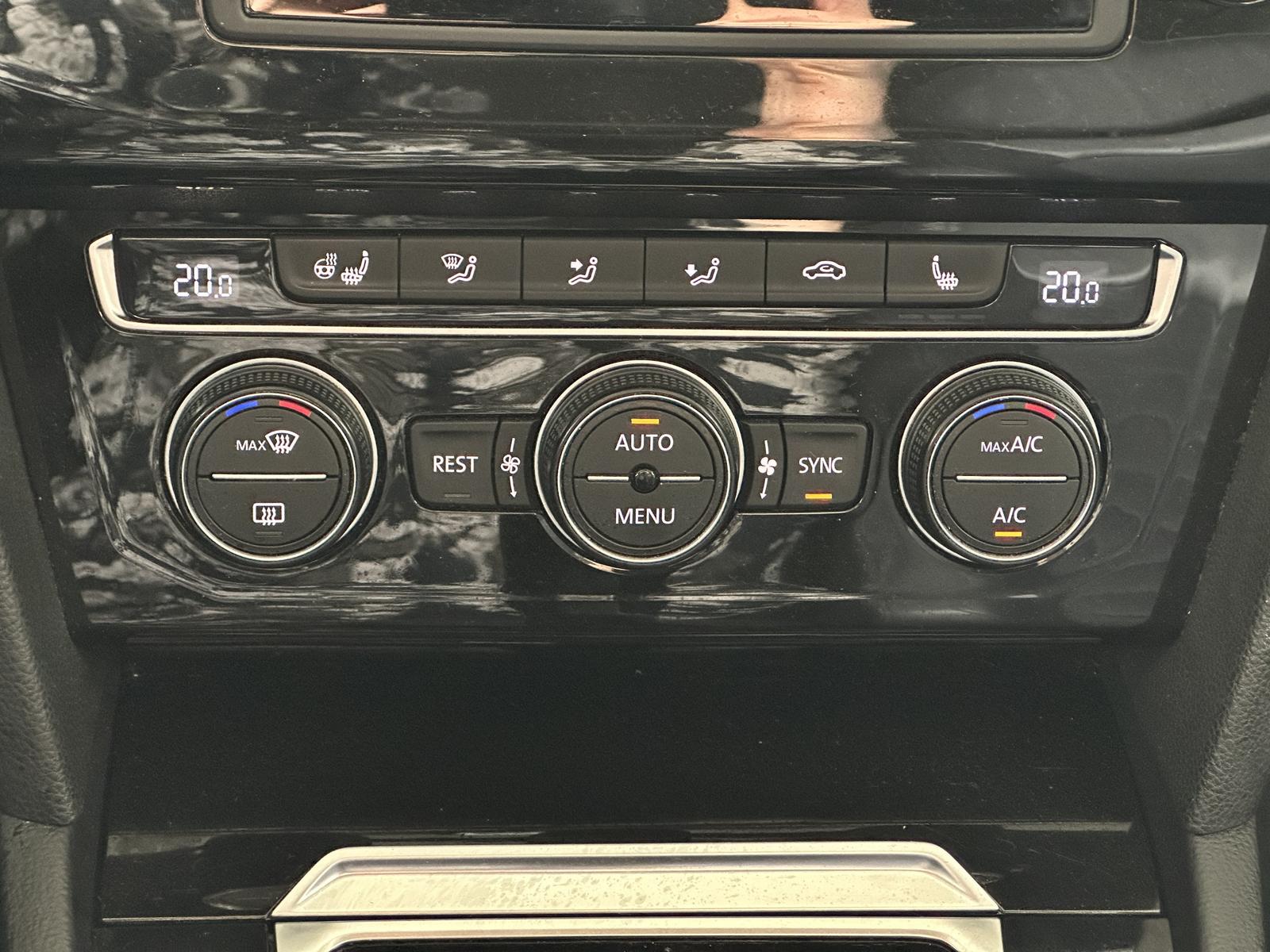 Volkswagen Passat Highline Pano AHK SHZ Navi ACC