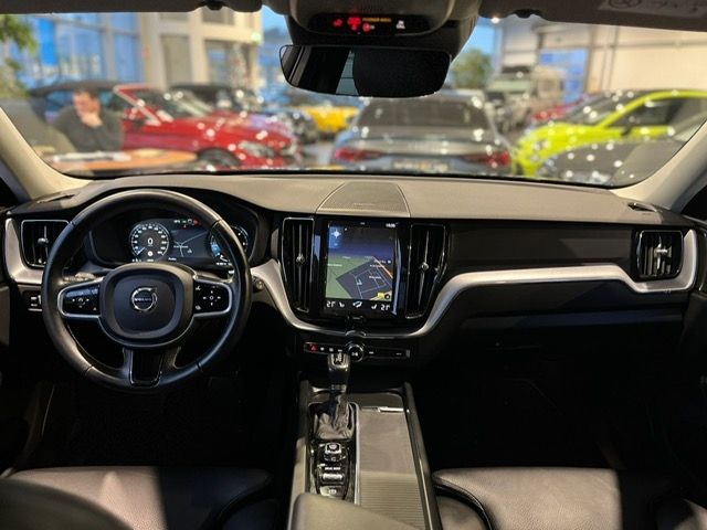 Fahrzeugabbildung Volvo XC60 Momentum Pro 2WD NAVI LEDER ALU