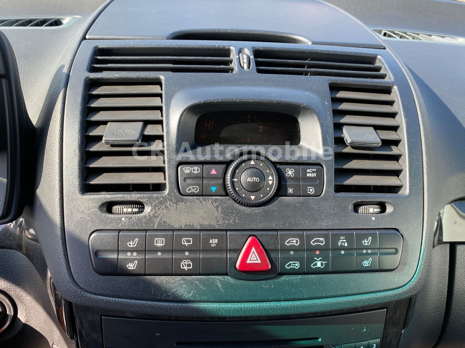 Fahrzeugabbildung Mercedes-Benz Viano 3.0 CDI lang Activity/6 Sitze/Leder/AHK