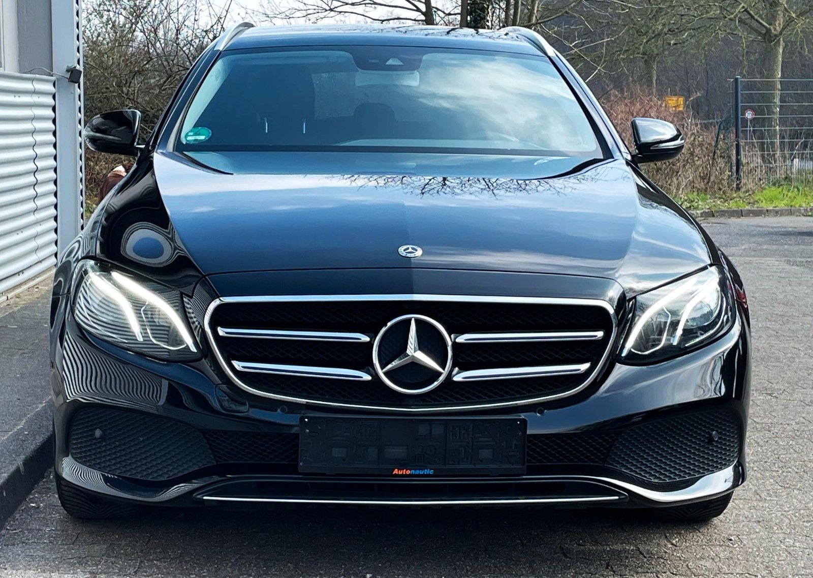 Fahrzeugabbildung Mercedes-Benz E 220T AUT. 4-MATIC NAVI CAM LED AHK 1.Hd