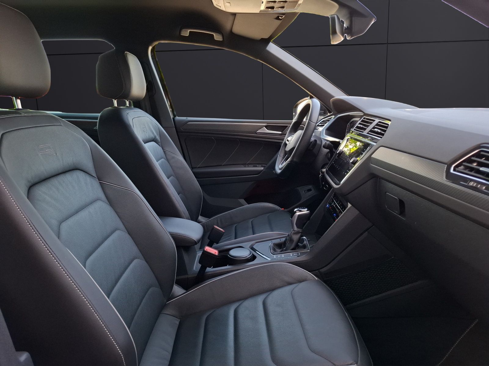 Fahrzeugabbildung Volkswagen Tiguan TDI R-Line DSG STH AHK LED AID ACC RFK 20