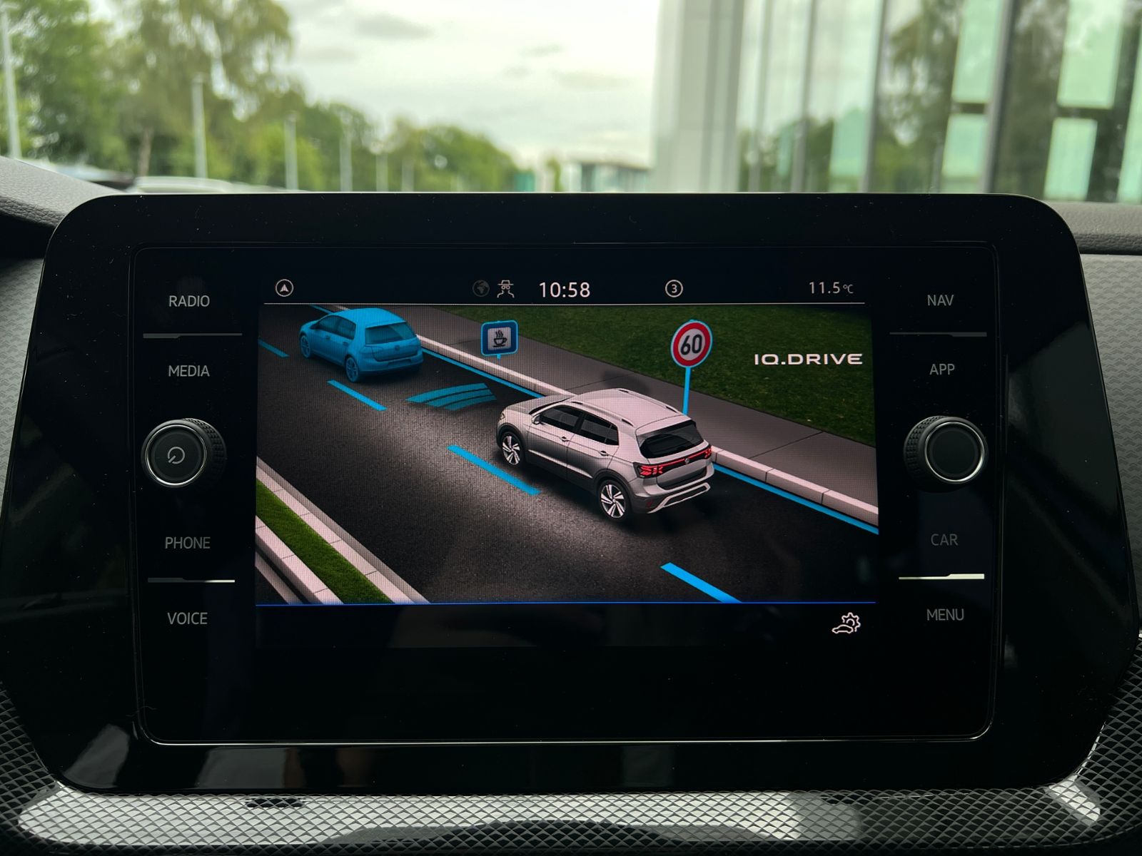 Fahrzeugabbildung Volkswagen T-Cross Life 1.0 l TSI *LED,ACC,Navi,Kamera,16''