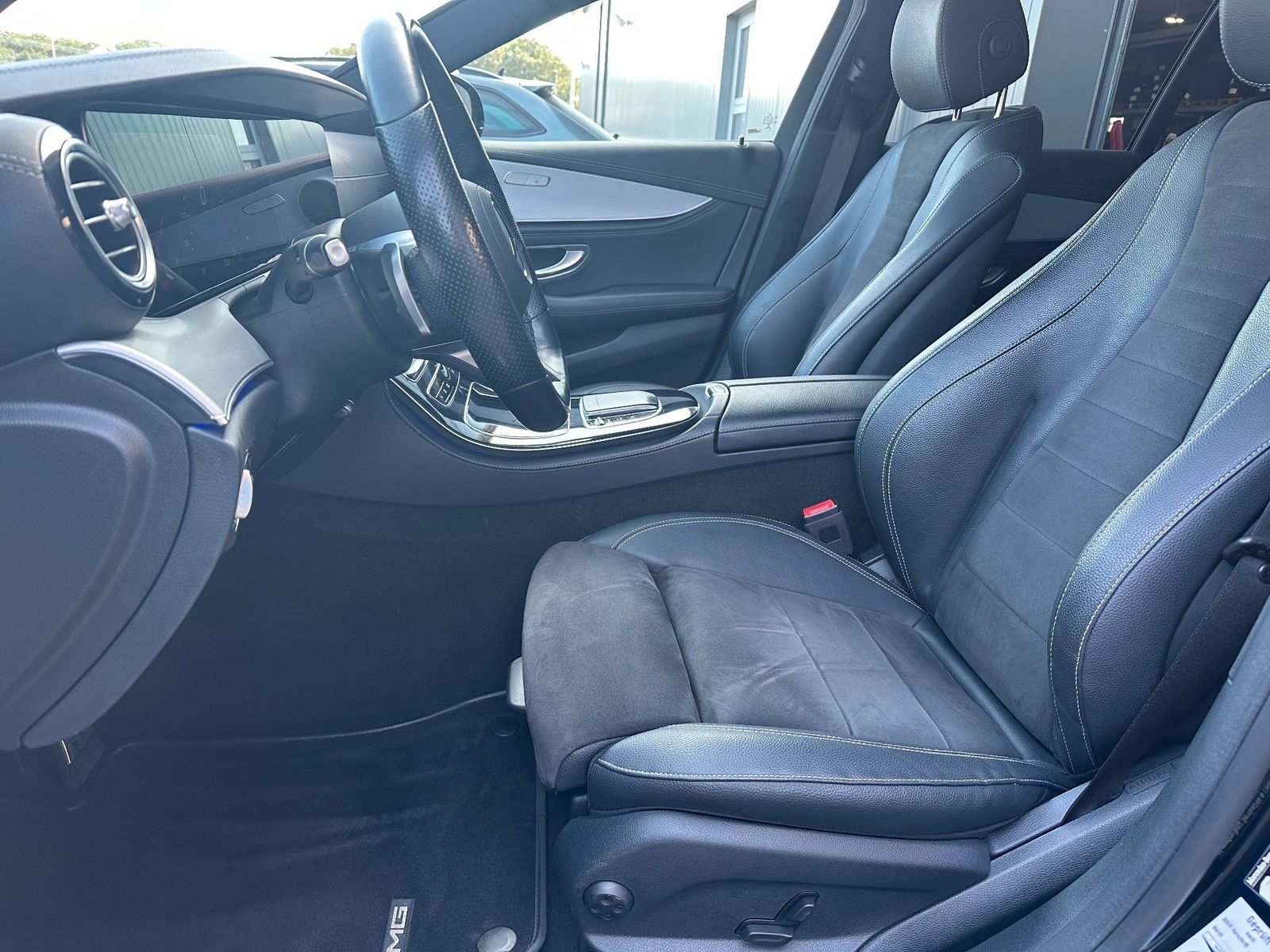 Fahrzeugabbildung Mercedes-Benz E 300 de T AMG Line NAV+LED+AHK+18ZO+360°
