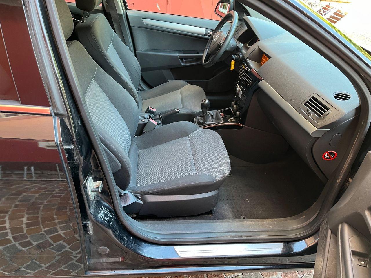 Opel Astra 2010 — photo 5