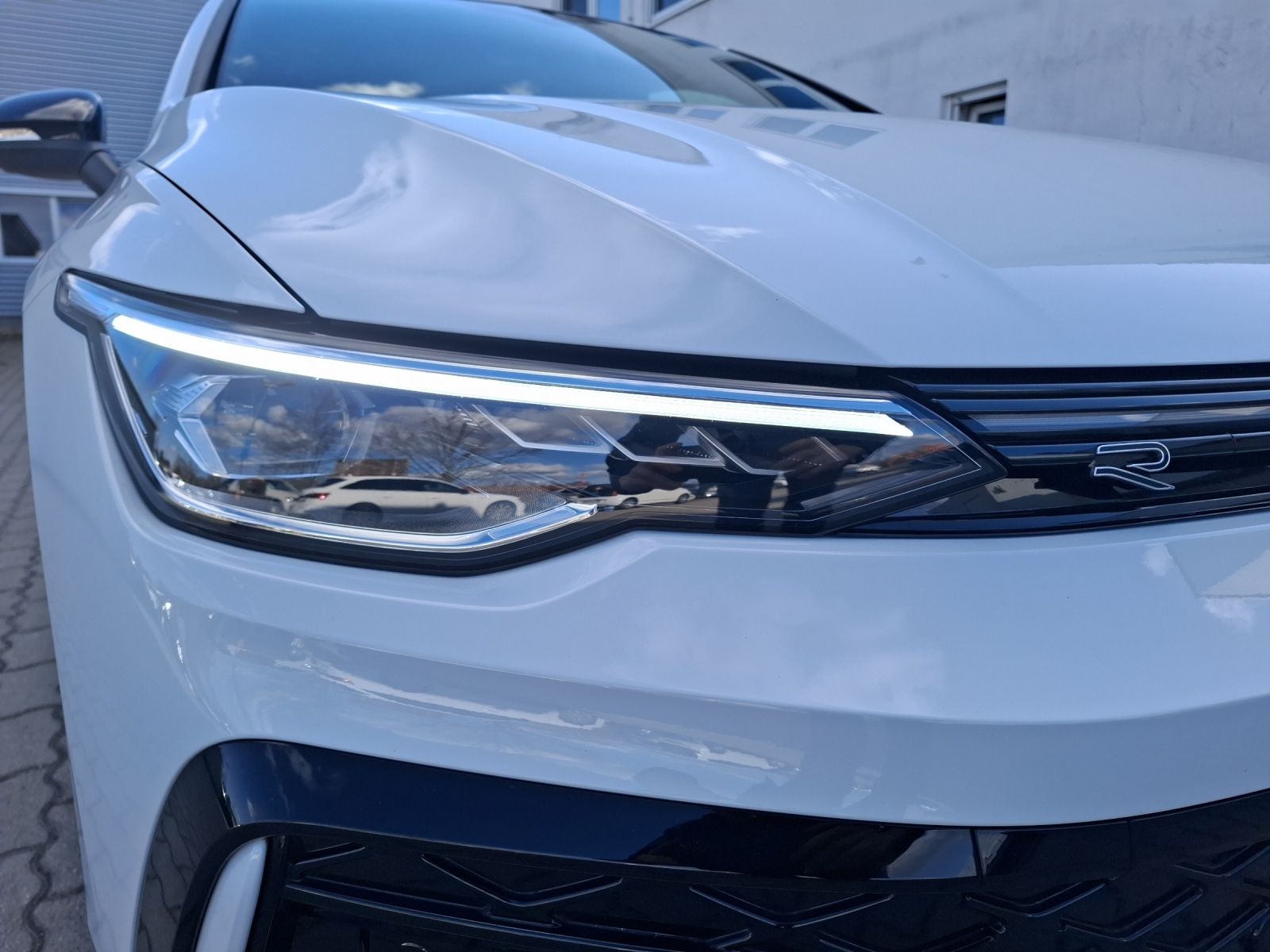 Fahrzeugabbildung Volkswagen Golf VIII TSI R-Line Standhzg. LEDplus APP H&K A