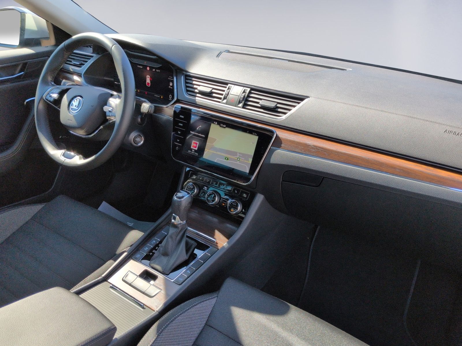 Superb Scout 2.0 TDI DSG 4x4 AHK+PANO+STHZ