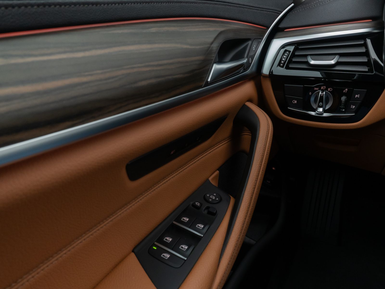 Fahrzeugabbildung BMW 530e xD LuxuryLine 360°HUD DAB AHK Komfort Sport