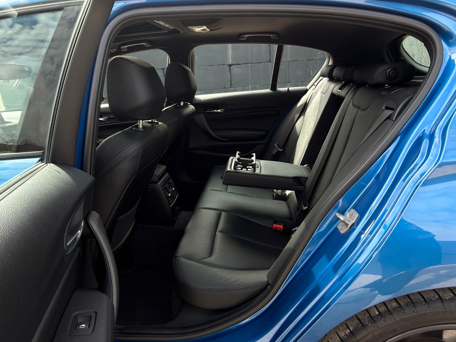 Fahrzeugabbildung BMW M140i xDr. Special Edition Schiebed. H&K LHZ CAM