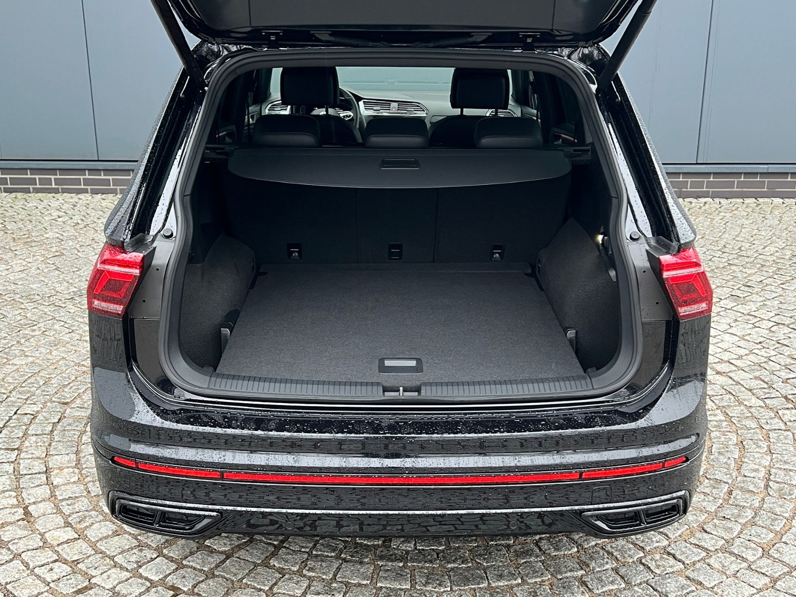 Fahrzeugabbildung Volkswagen Tiguan Allspace R-Line 2.0 TDI DSG 4MOTION *AHK,