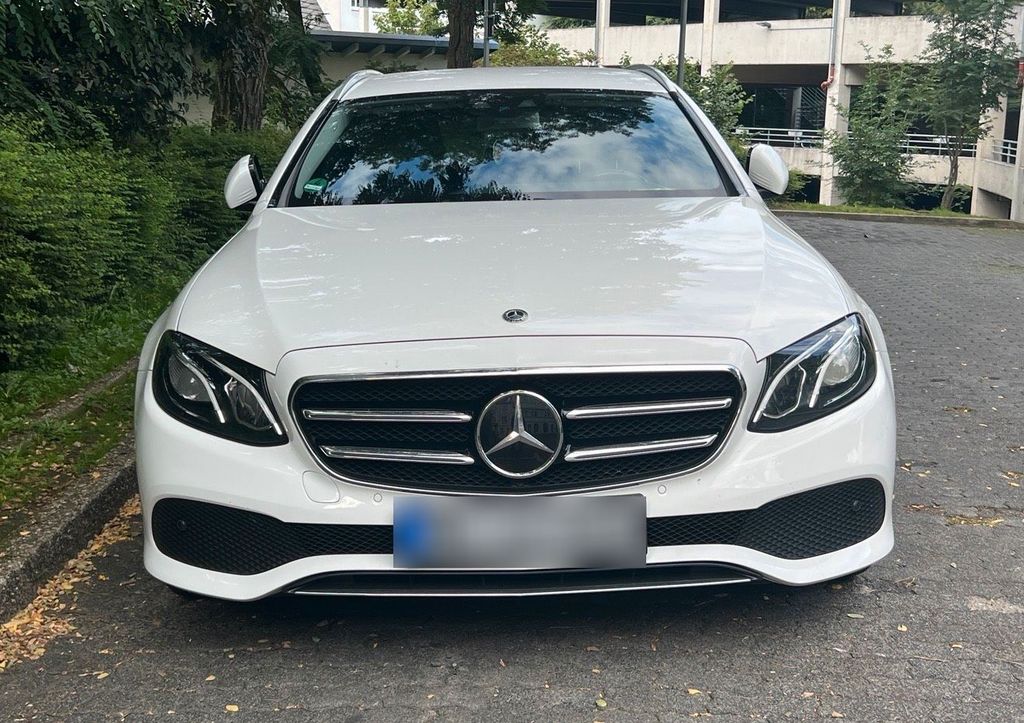 Image of Mercedes-Benz E 220
