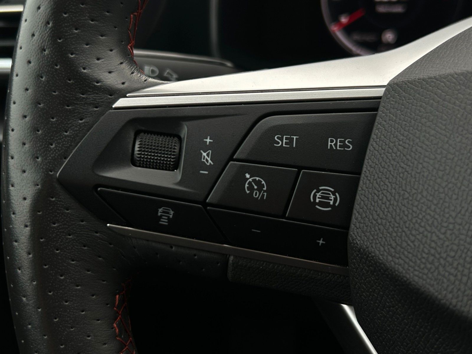 Fahrzeugabbildung SEAT Leon 1.5 TSI FR ACC LED VC SHZ LHZ Kam Ambiente