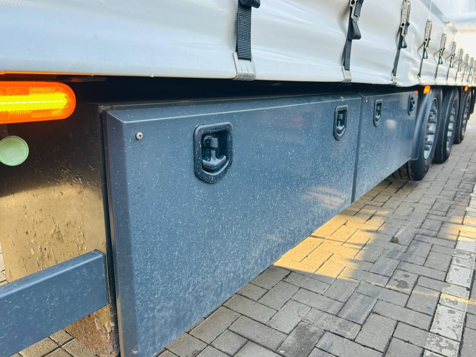 Fahrzeugabbildung Andere Mega Gabelstaplertransporter Ladebordwand9t