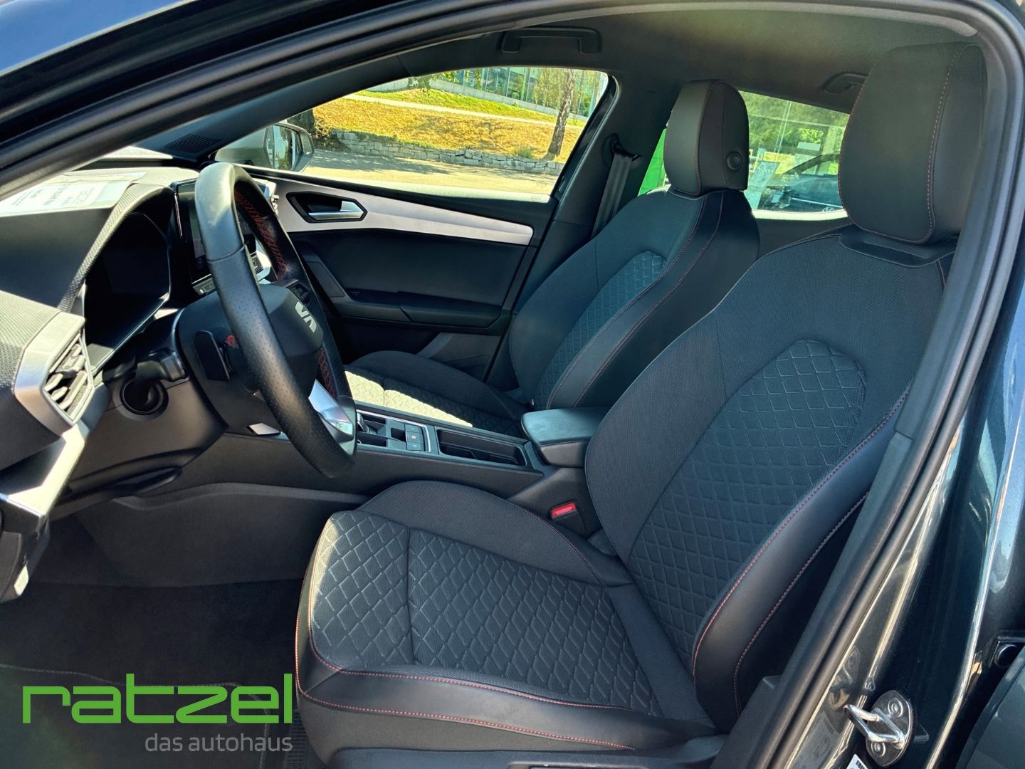 Fahrzeugabbildung SEAT Leon FR 1,5 eTSI 110 AHK Navi LED Digitales Cock