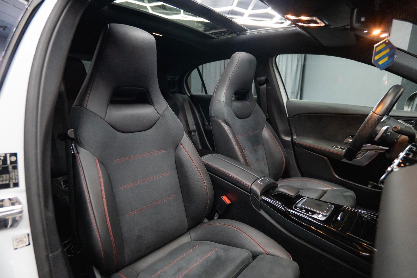 Fahrzeugabbildung Mercedes-Benz A 35 AMG 4Matic Night-Paket *Pano*LED*ACC*DAB*