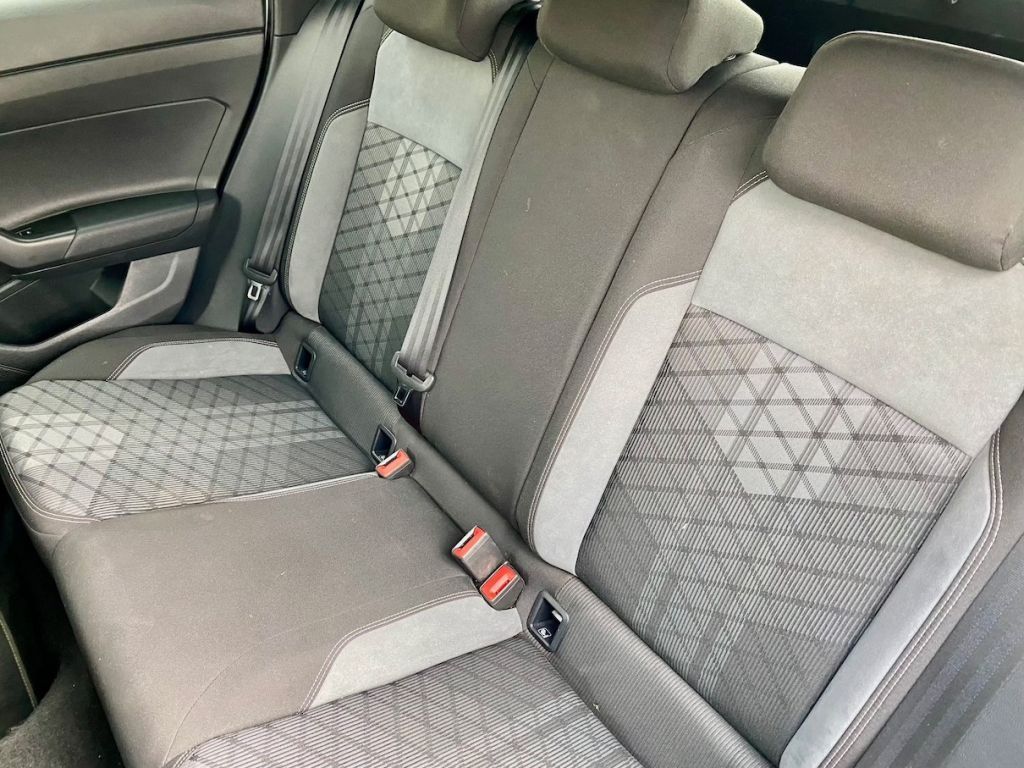 Fahrzeugabbildung Volkswagen Taigo 1.5 DSG R-Line AAC SHZ GJR KAMERA