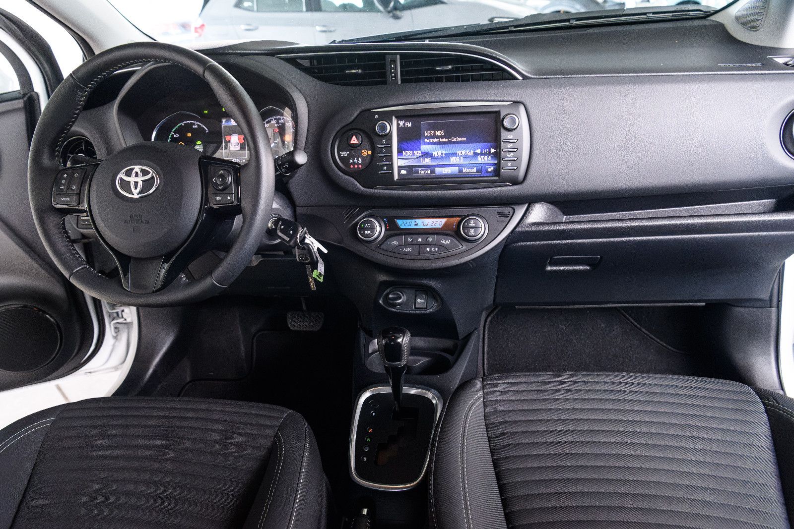 Fahrzeugabbildung Toyota Yaris Hybrid Team D+NAVI+SHZ+RFK+GJR+ALU+BICOLOR