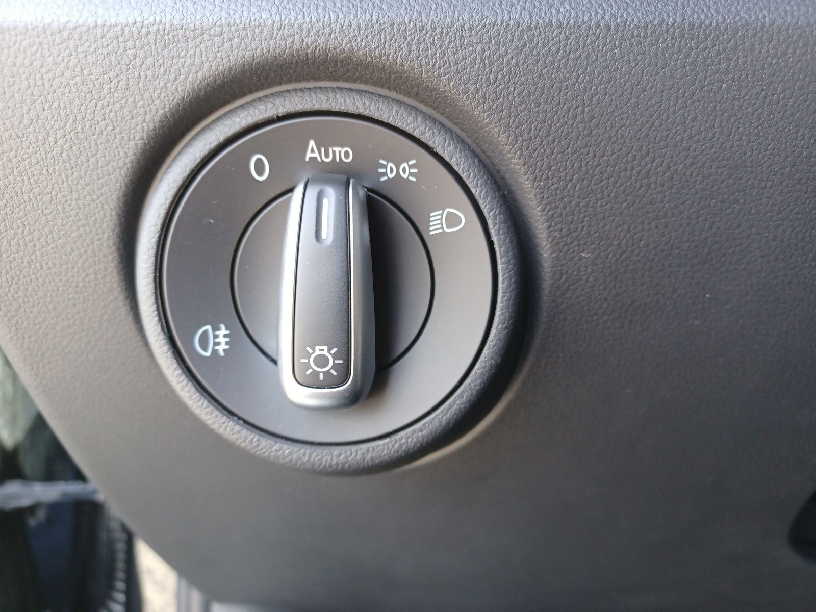 Fahrzeugabbildung Volkswagen e-up! Style-Plus Climatronic DAB SH LM