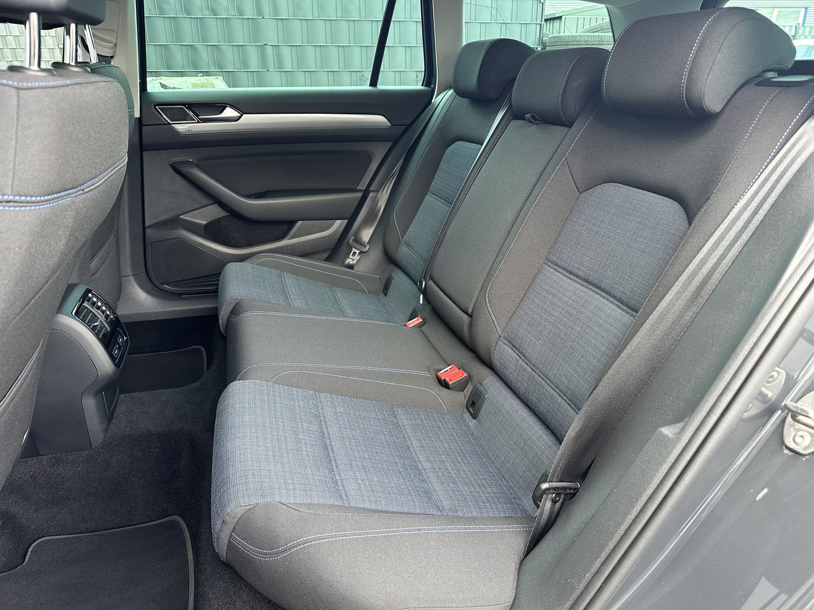 Fahrzeugabbildung Volkswagen Passat Variant 1.4 TSI GTE NAV+LED+AHK+KAMERA+PP