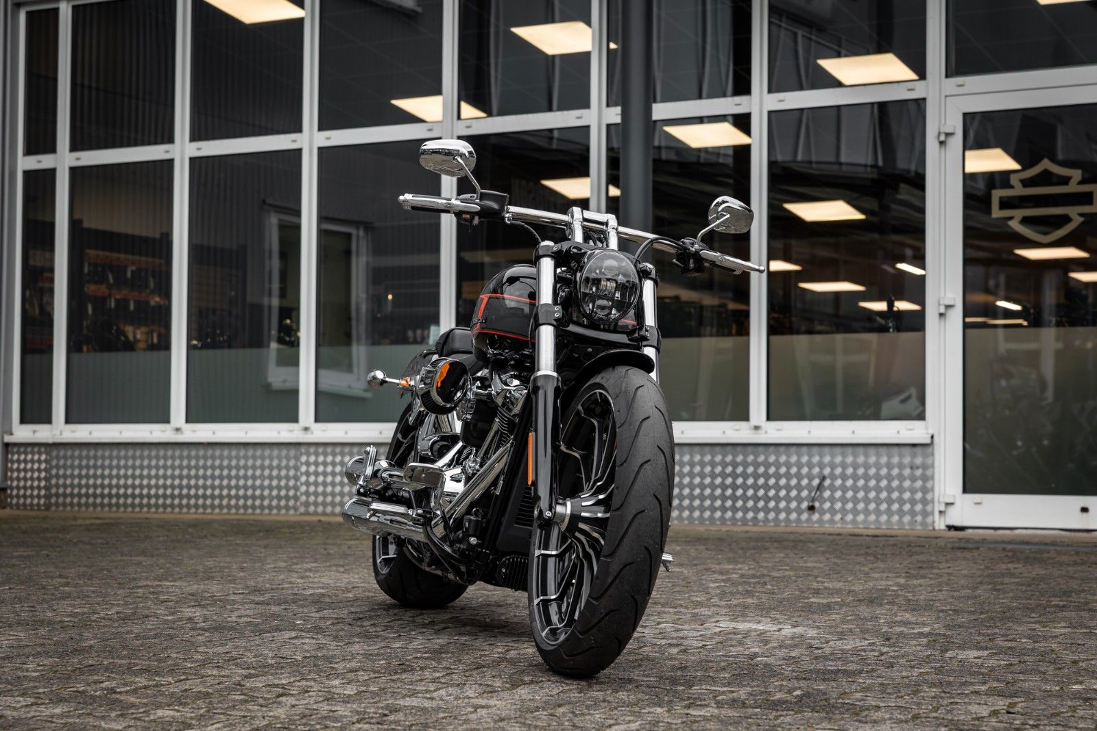 Fahrzeugabbildung Harley-Davidson FXBR Breakout 117 cui MY24 - JEKILL & HYDE