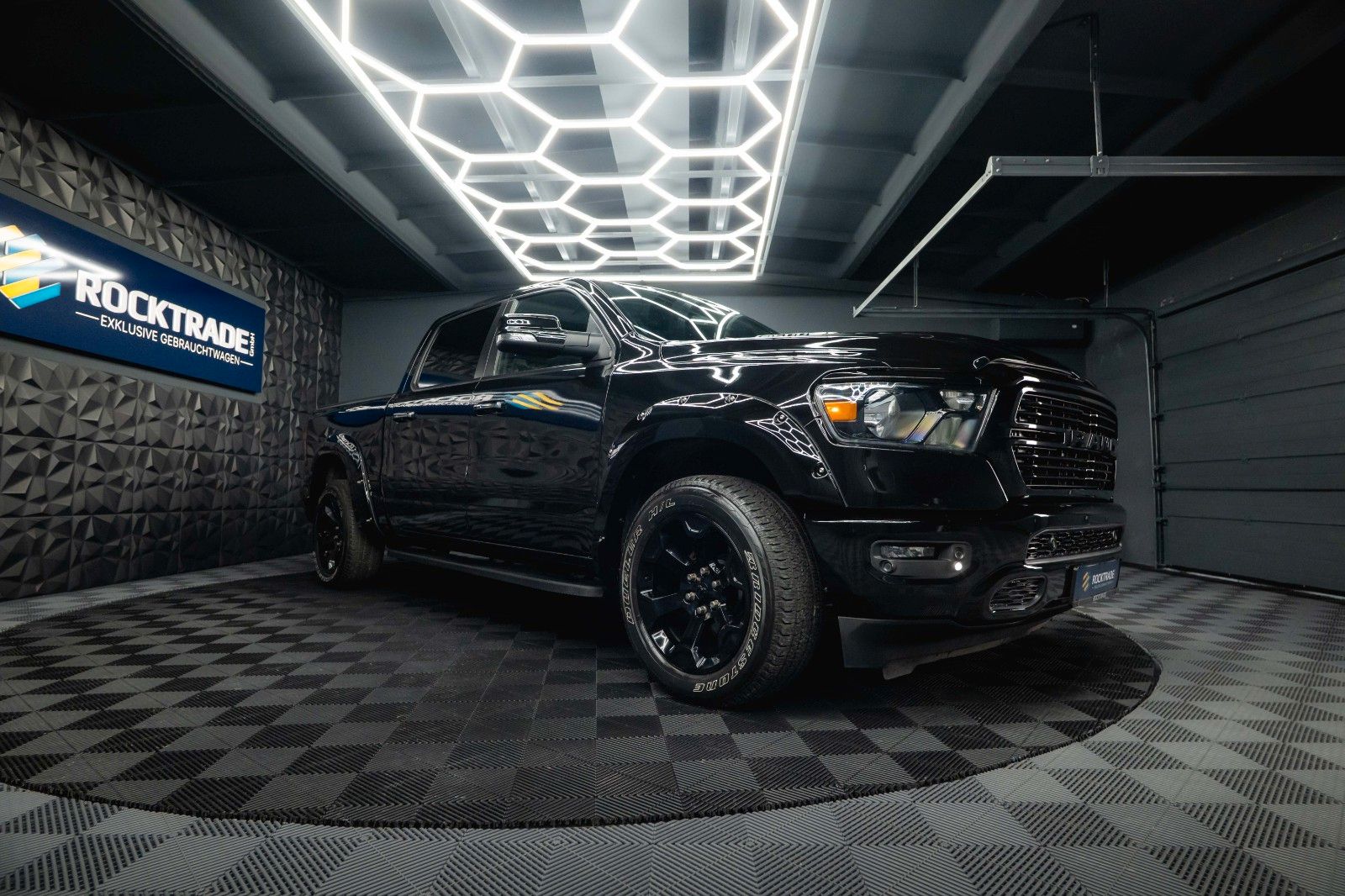 Fahrzeugabbildung Dodge RAM 5.7 V8 HEMI 4x4 OFFROAD BLACK EDITION 19%