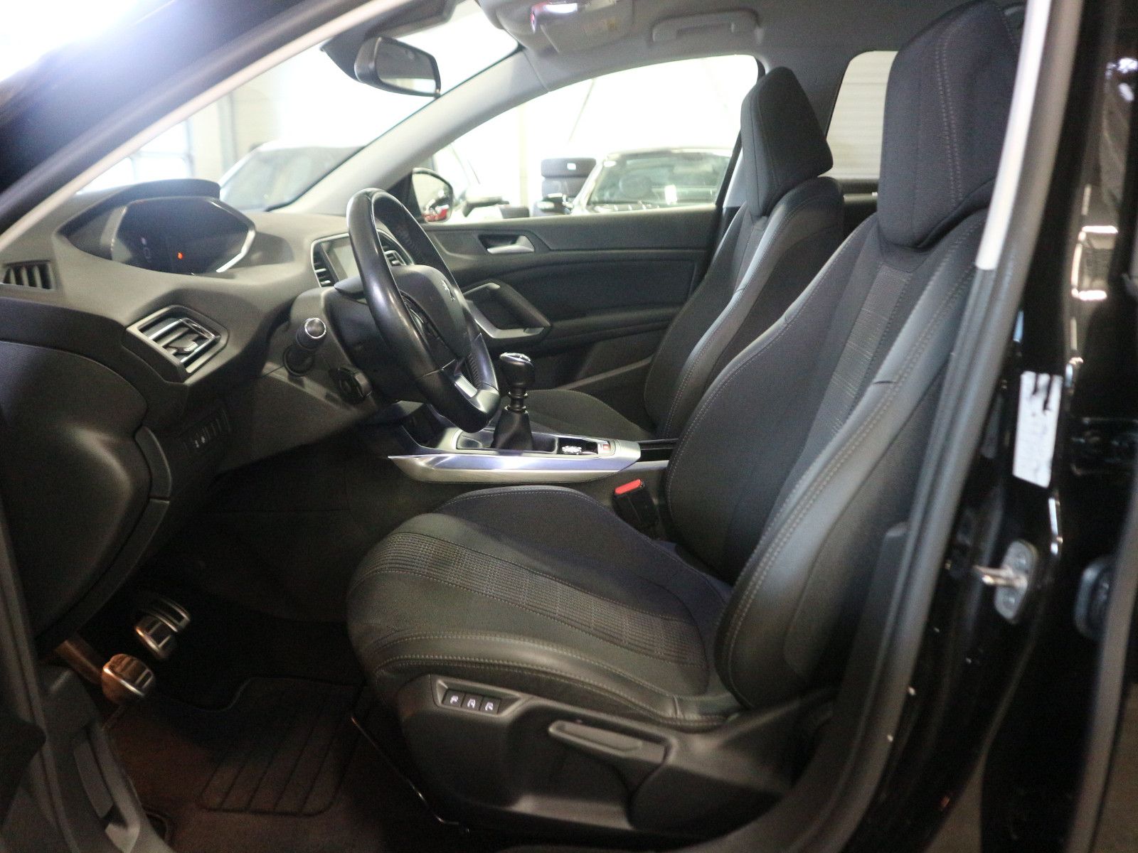 Fahrzeugabbildung Peugeot 308 SW Allure Pack ACC AHK Blis Nav Kam SHZ LED