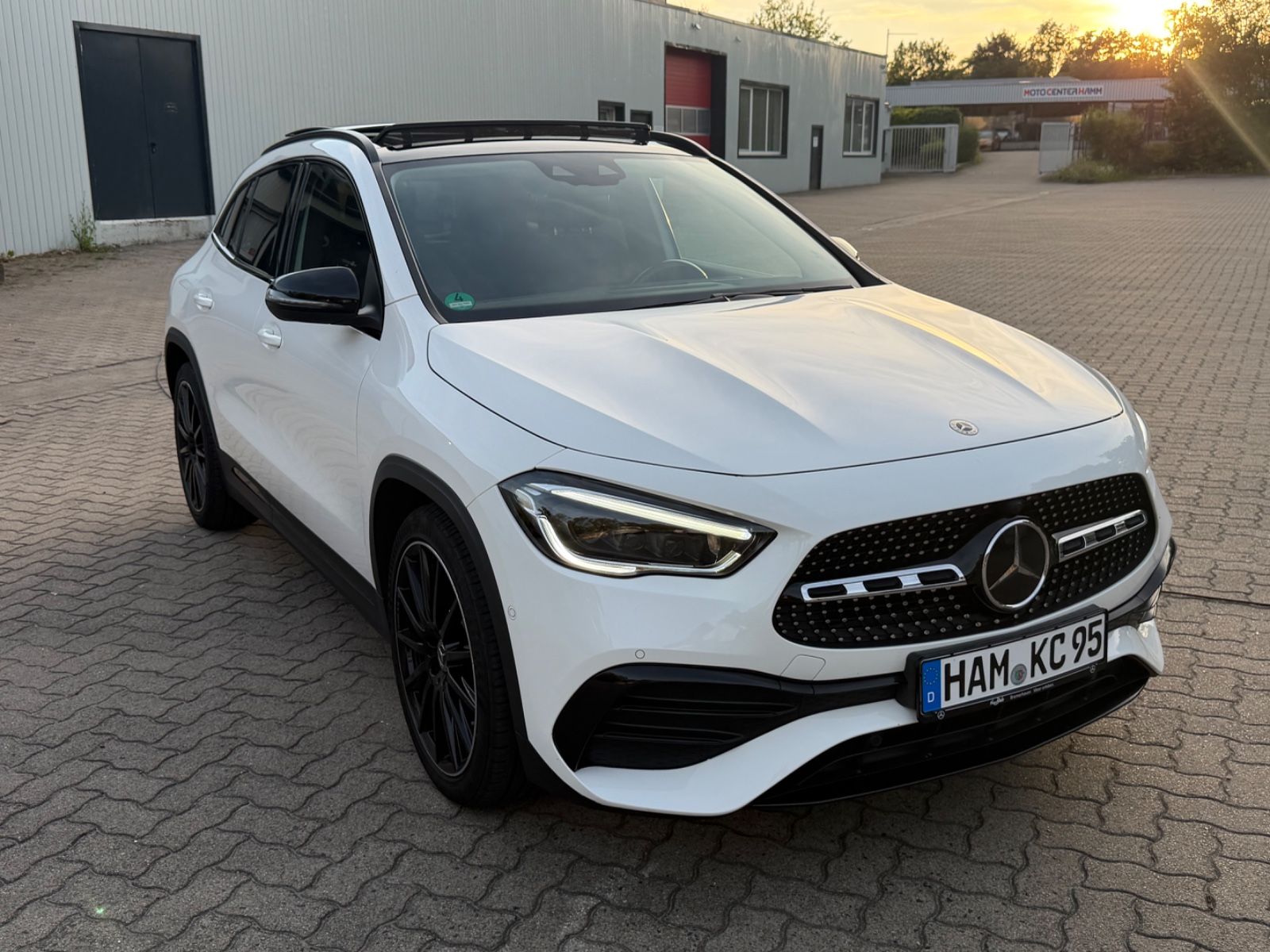 MERCEDES-BENZ GLA 200 d ///AMG Paket 