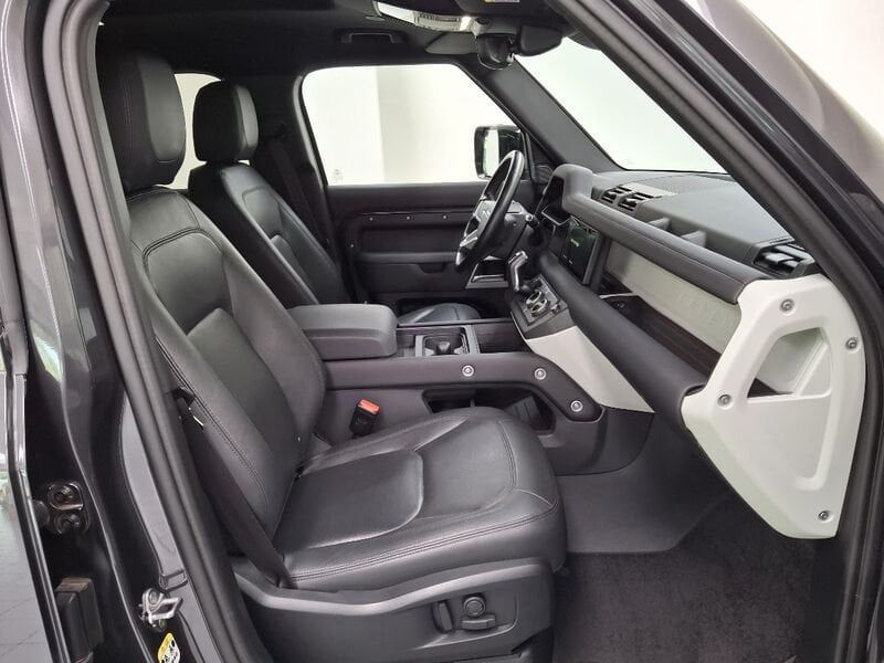 Land Rover Defender 3.0D I6 200 110 SE AWD auto. imagem 3