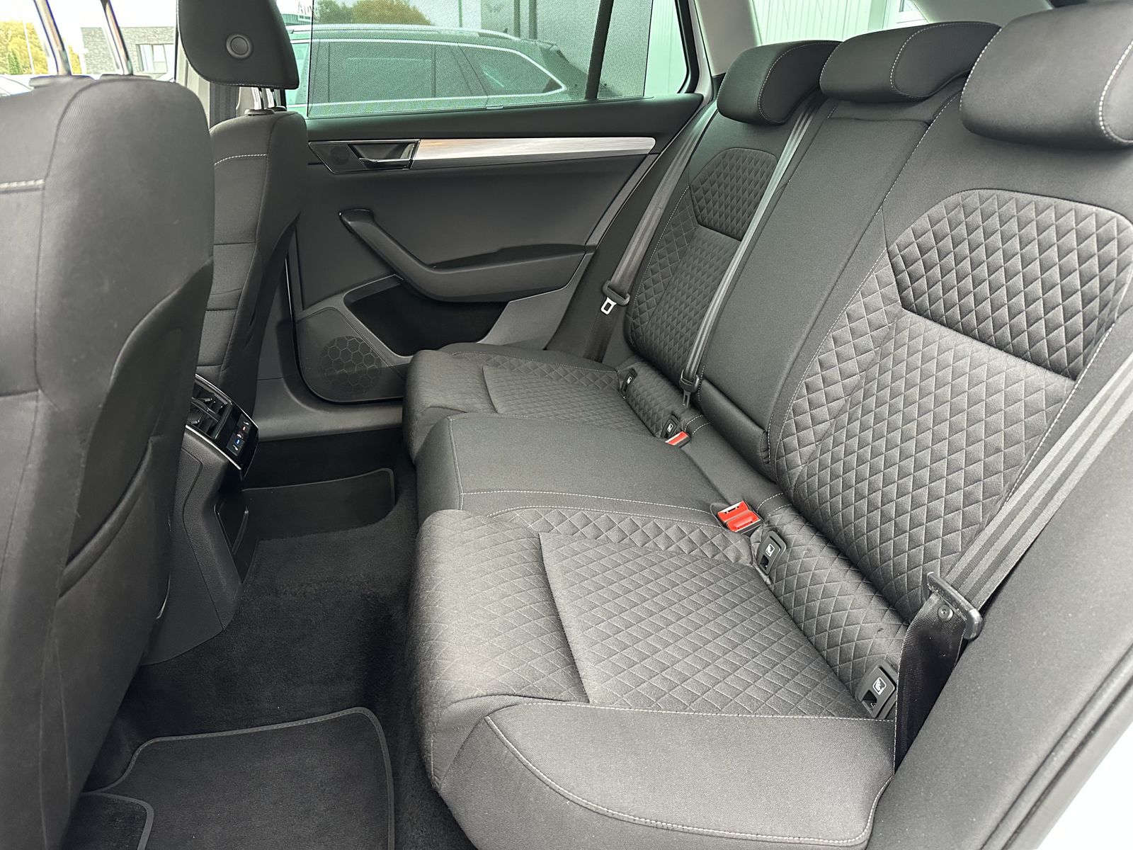 Fahrzeugabbildung SKODA Superb Combi 2.0 TDI DSG Ambition NAV+LED+AHK+VC