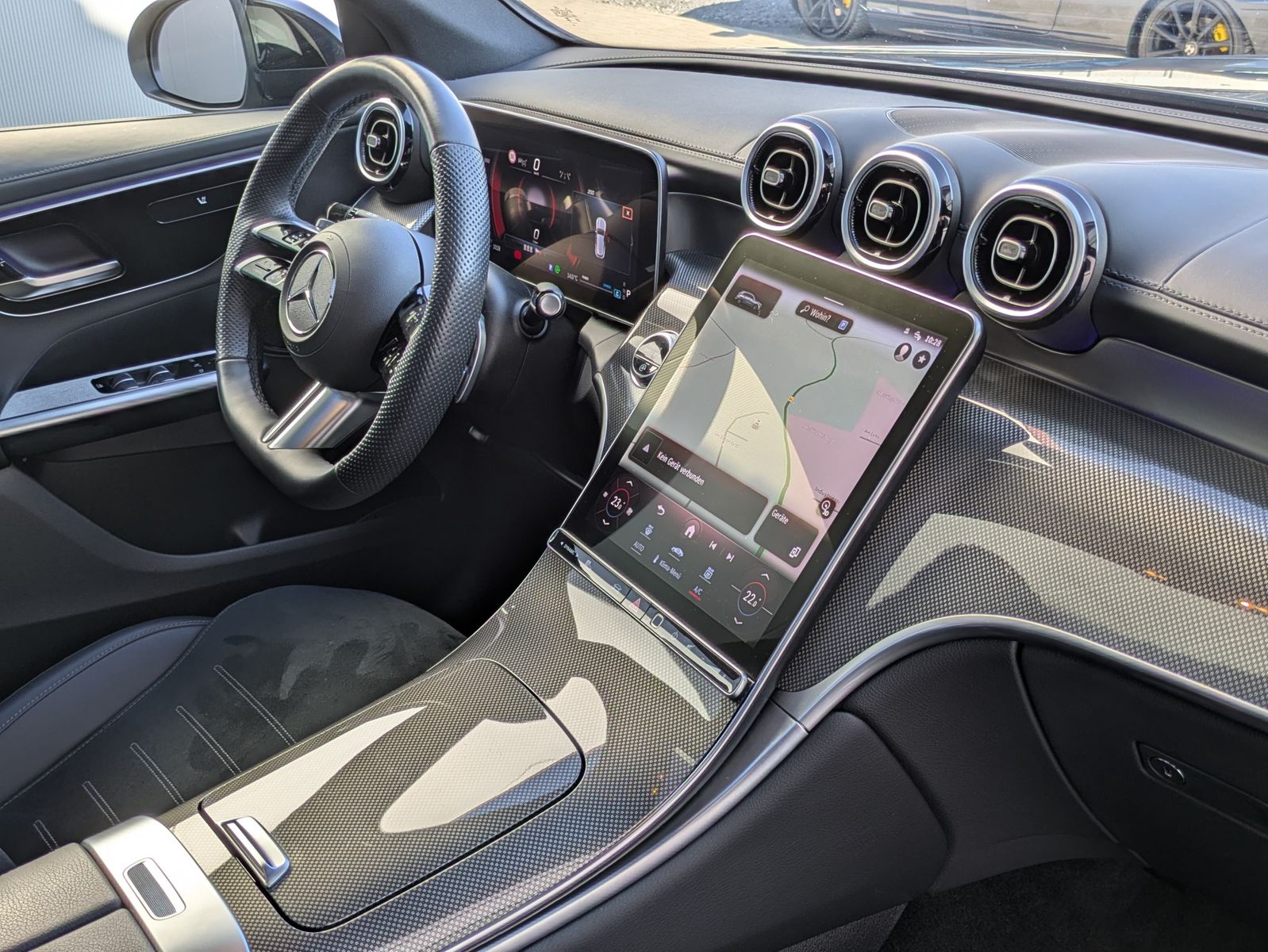 Fahrzeugabbildung Mercedes-Benz GLC 300 d 4M AMG PANO*DIGITAL-LIGHT*ACC*AHK*20"