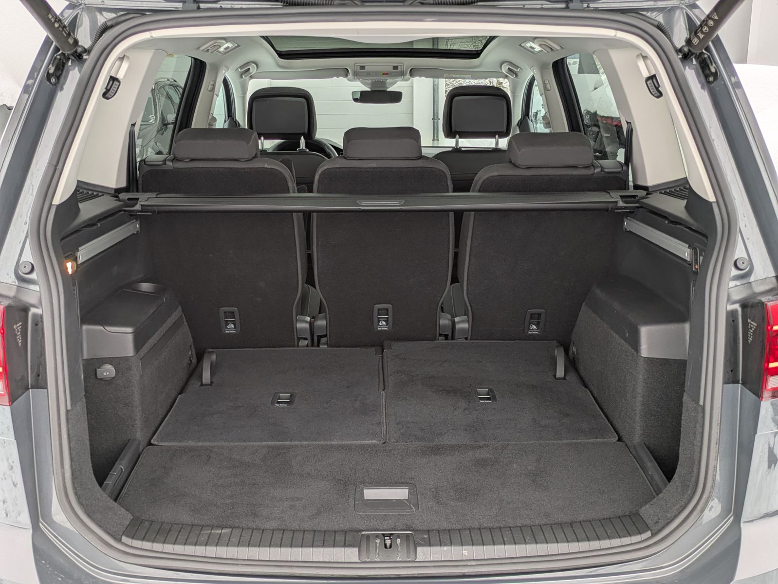 Fahrzeugabbildung Volkswagen Touran 2.0 DSG R-Line High BLACK Pano 7Si IQ AHK