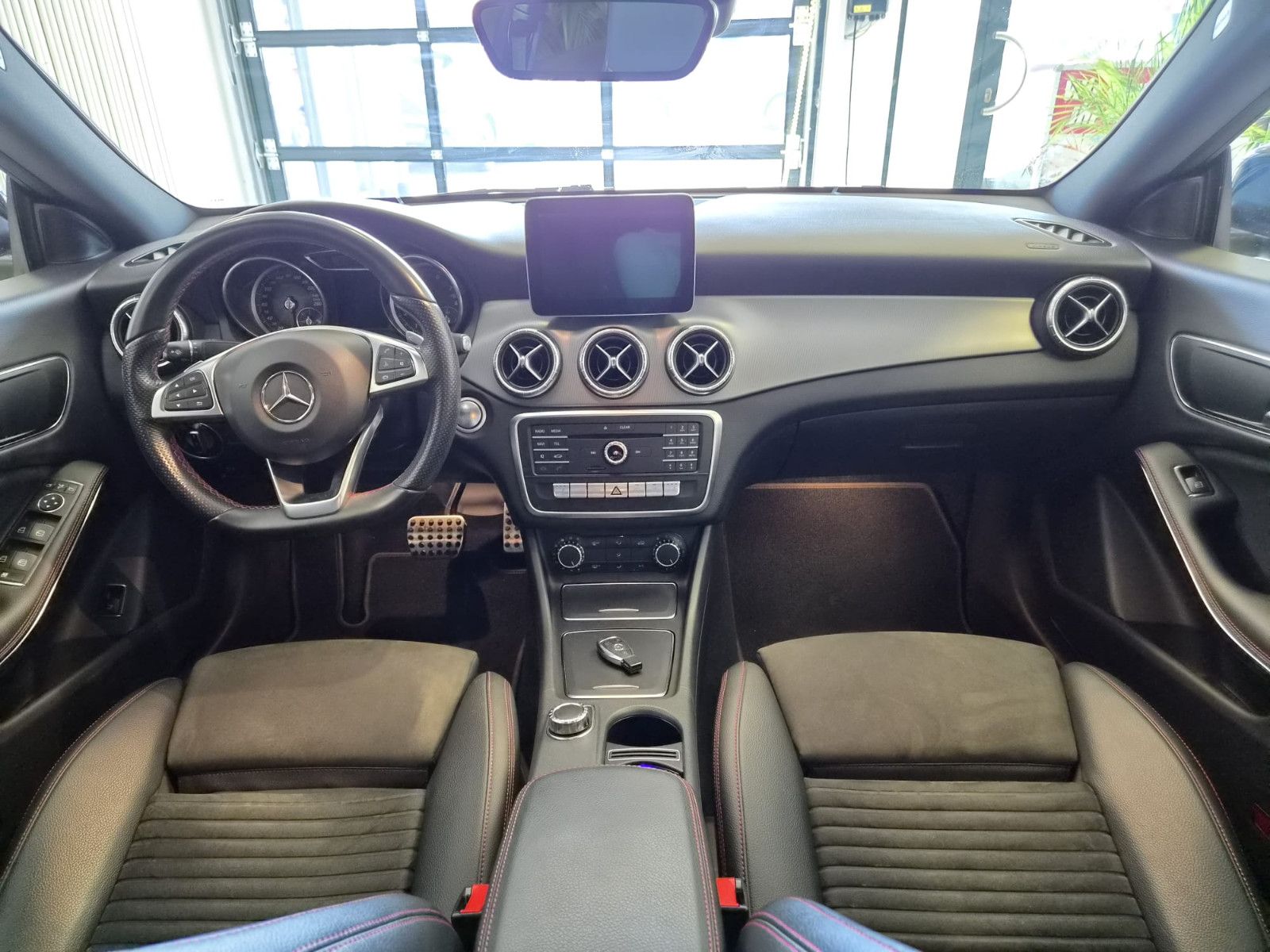 Fahrzeugabbildung Mercedes-Benz CLA 200 / Automatik / LED / AMG / GEPFLEGT