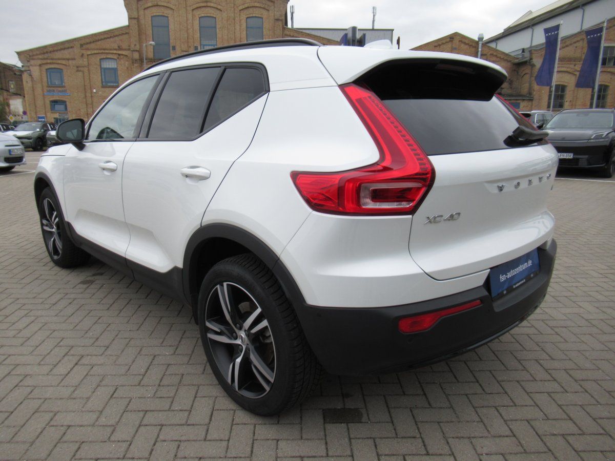Volvo XC40 B3 Plus Dark imagem 3