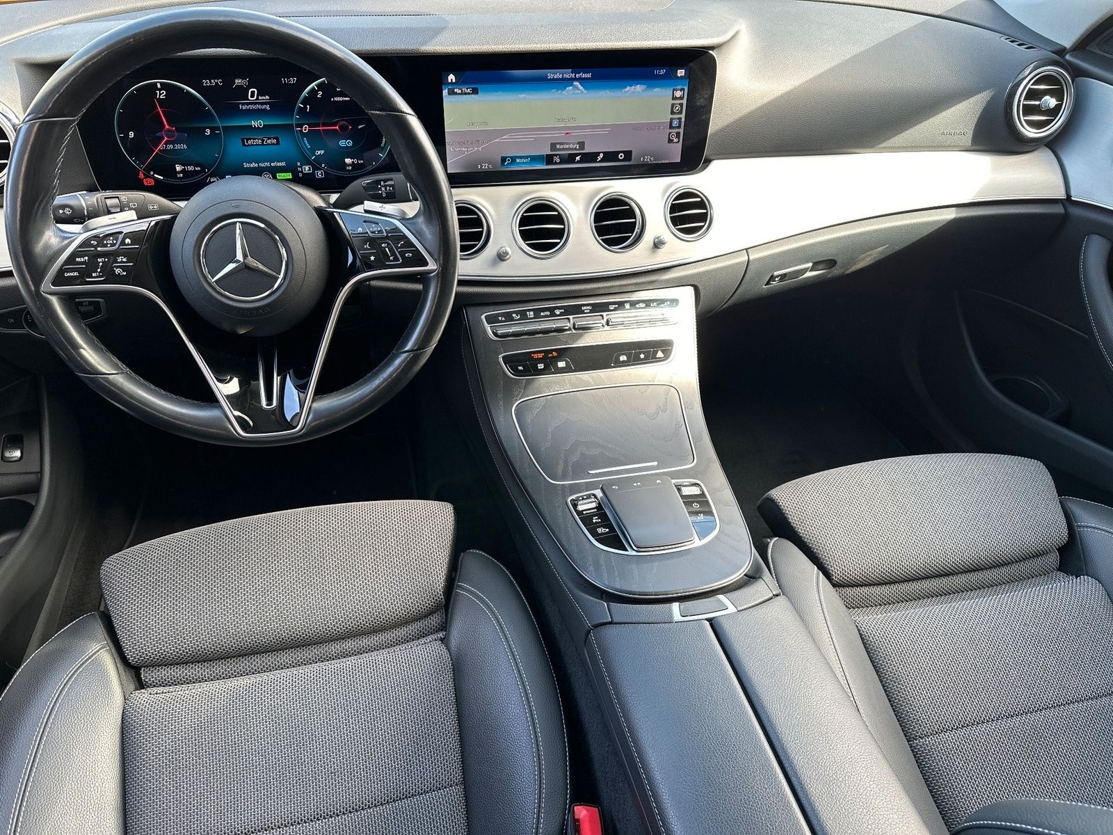 Fahrzeugabbildung Mercedes-Benz E 300 de T Avantgarde NAV+LED+PANO+ACC+18ZOLL
