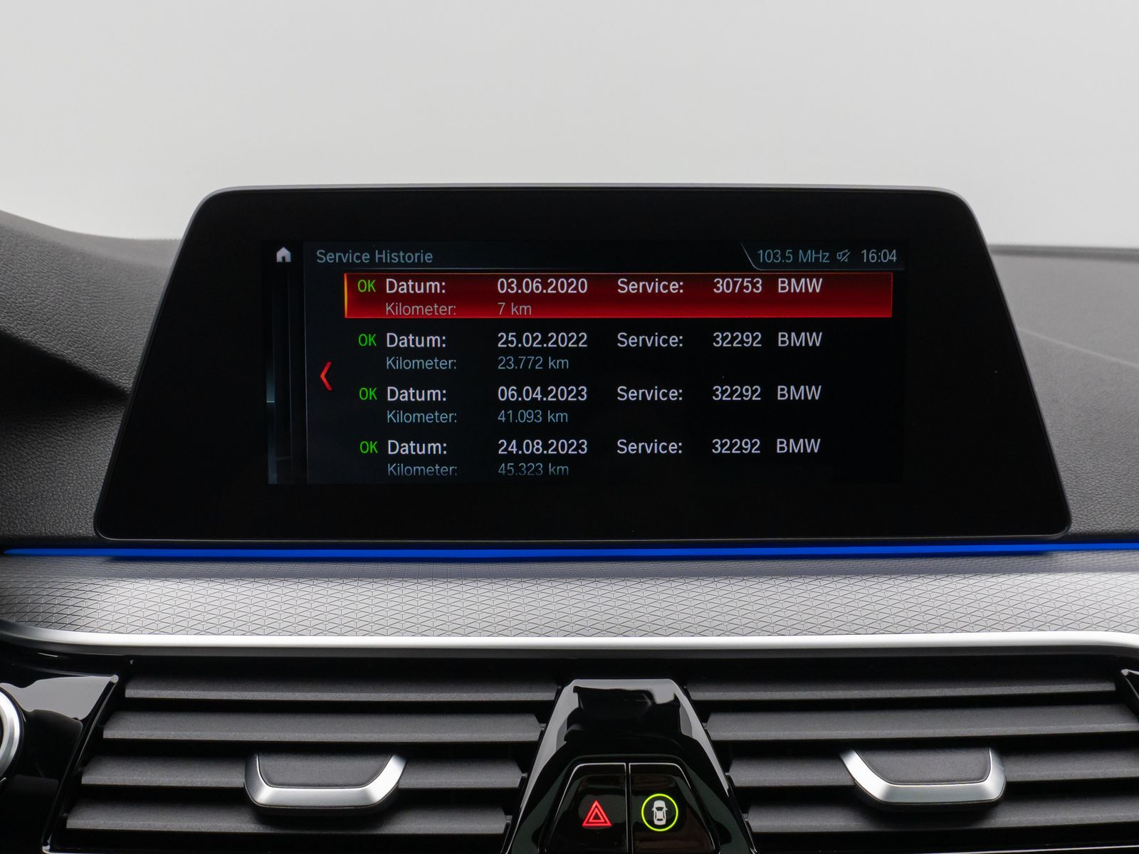 Fahrzeugabbildung BMW 520d M Sport Panorama 360° HUD HiFi AHK Komfort